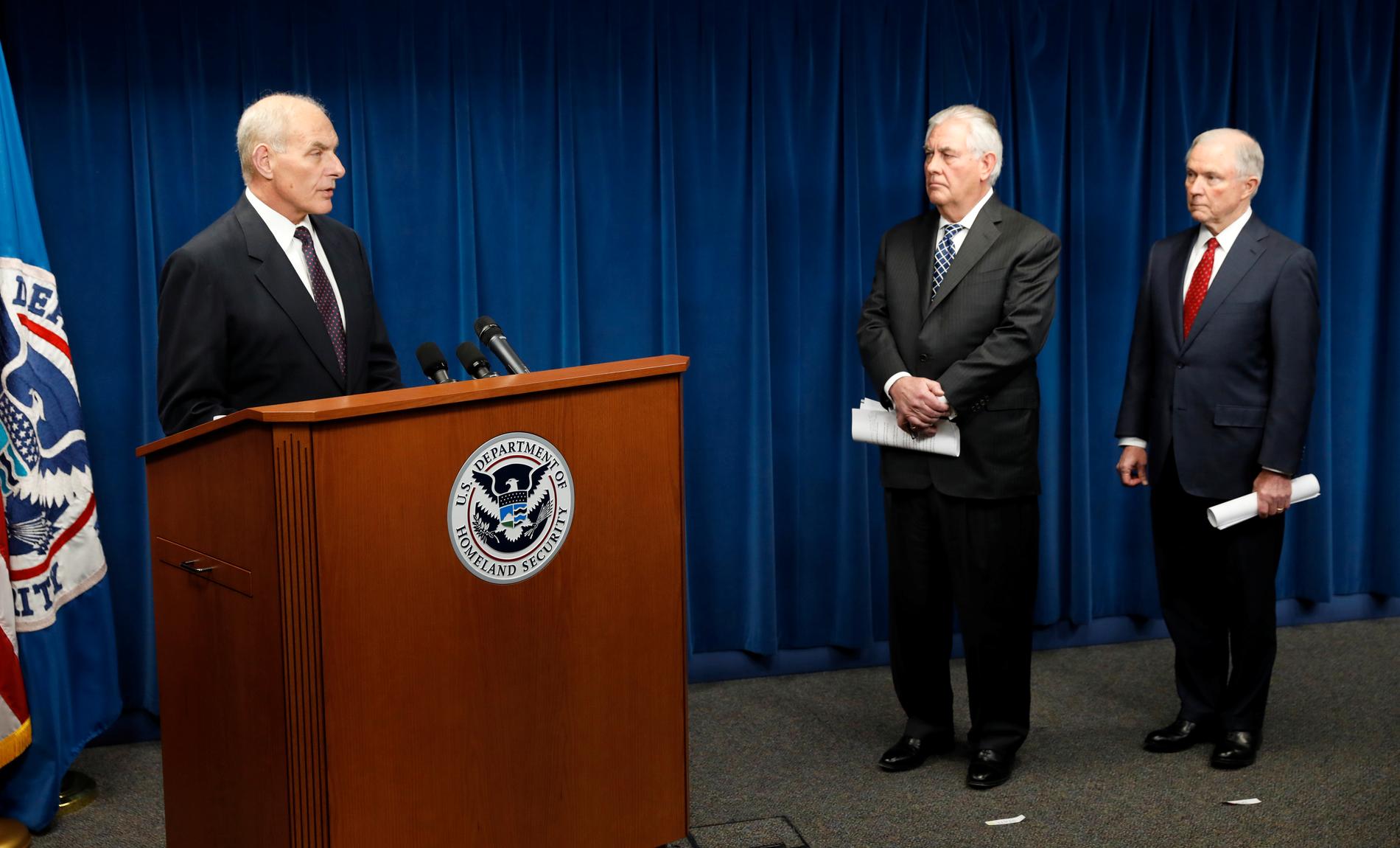 John Kelly, Rex Tillerson och Jeff Sessions under tillkännagörandet av det nya inreseförbudet.