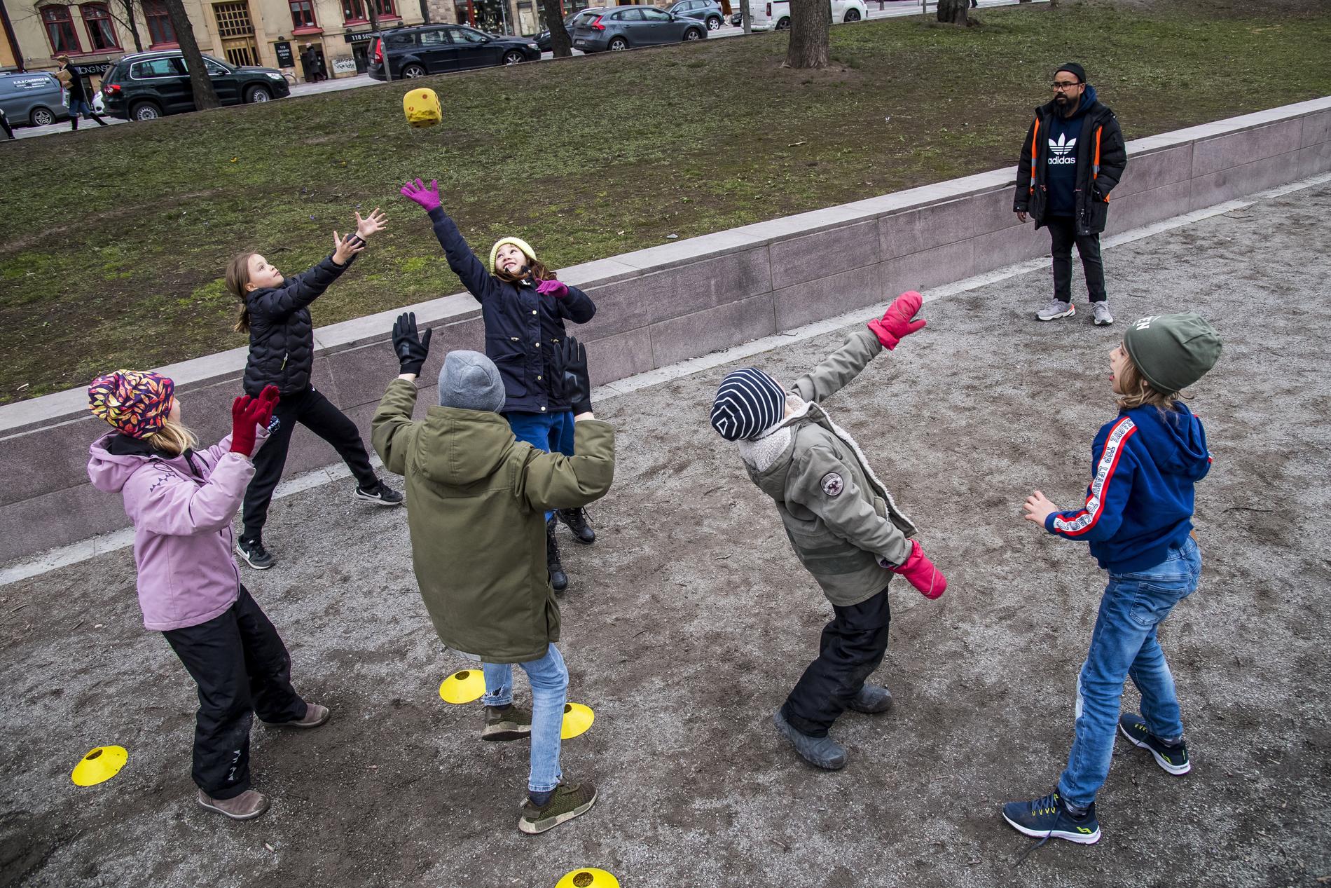 Årskurs 3 på Vasastans Montessoriskola har gympaträning i Vasaparken i Stockholm. Bara halva klassen närvarar då resten är hemma på föräldrarnas initiativ,