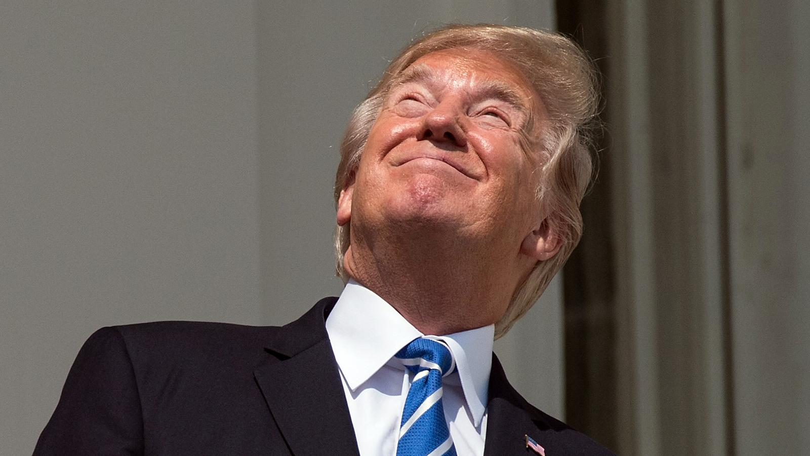Donald Trump började med att kolla in solförmörkelsen utan skyddsglasögon.