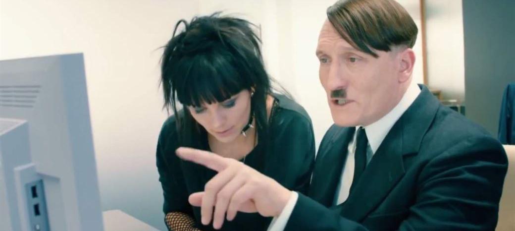 Adolf Hitler lär sig mejla i den satiriska filmen ”Han är tillbaka”.