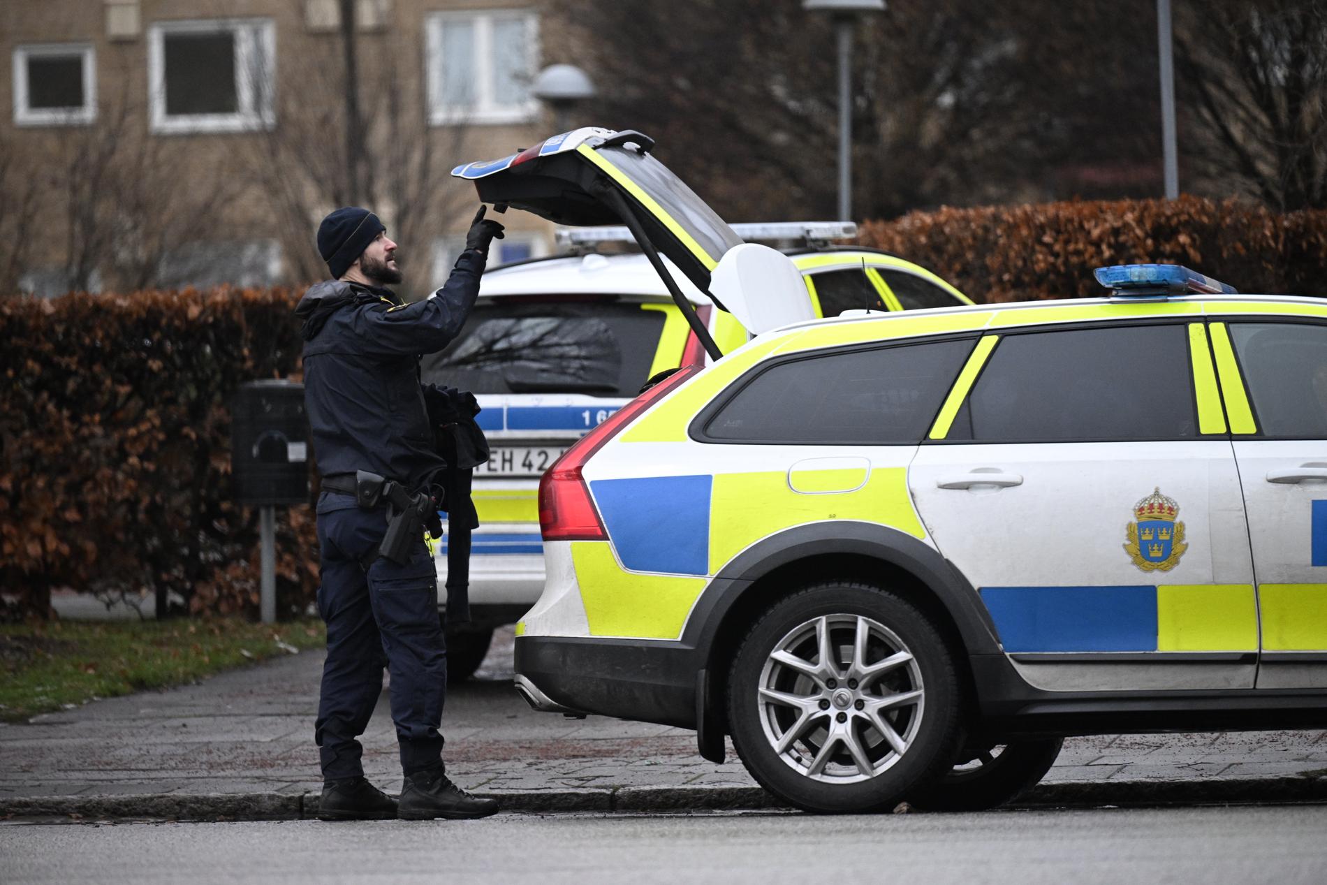 Polis på plats efter larm om skottlossning i Malmö på lördagsmorgonen.