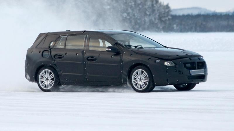Bilderna togs när V60 testas på vintervägar i Lappland.