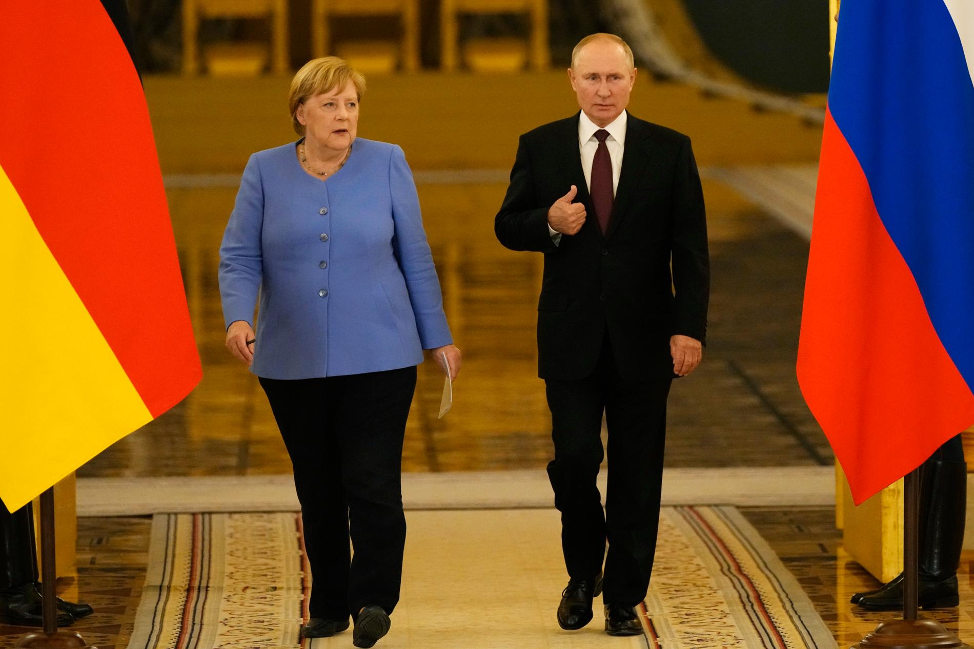 Tysklands tidigare förbundskansler Angela Merkel och Rysslands president Vladimir Putin under ett möte i Kreml i augusti 2021.