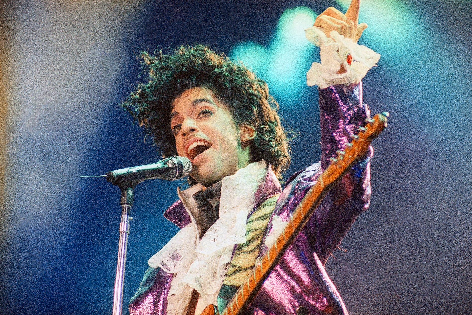 Prince, som gick bort 2016, var inte bara var en musikalisk virtuos utan också en modeikon. Nu säljs hans plagg på auktion. Arkivbild.