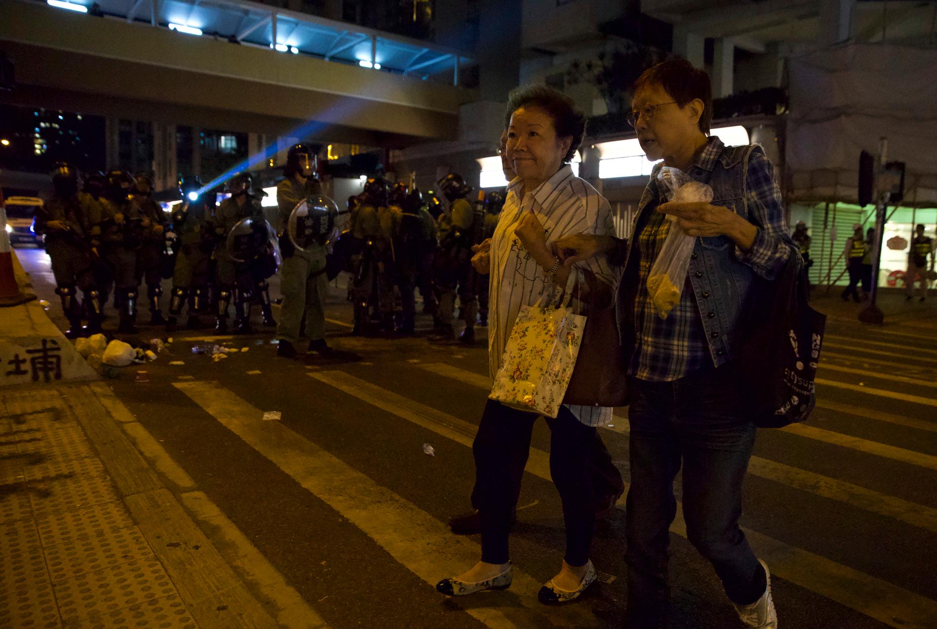 Demonstrationerna fortsätter i Hongkong efter lokalvalet, där demokratiförespråkande politiker stod för en gemensam storseger.
