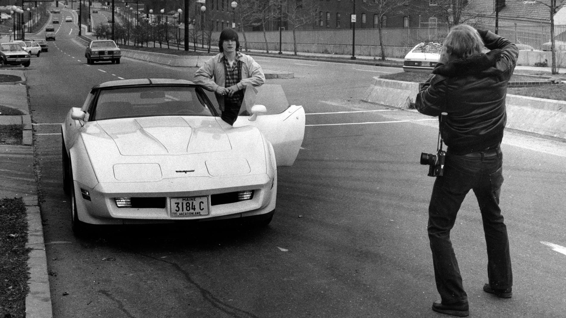 Pelle älskade snabba bilar. Här poserar han vid en Corvette. OBS! Ej den bil han körde vid dödskraschen.