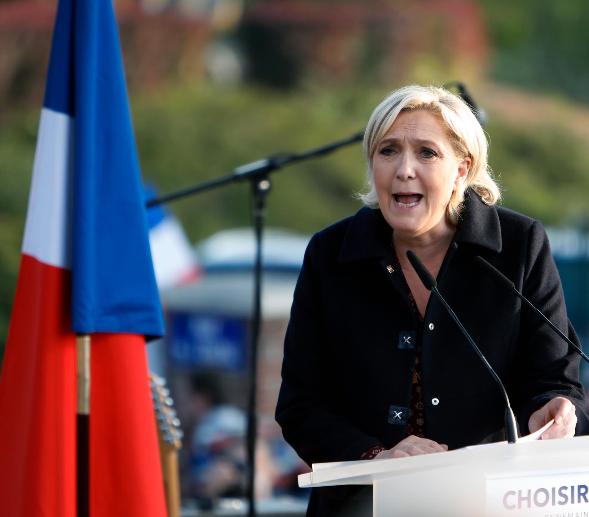 Marine Le Pen håller sitt sista valmöte.