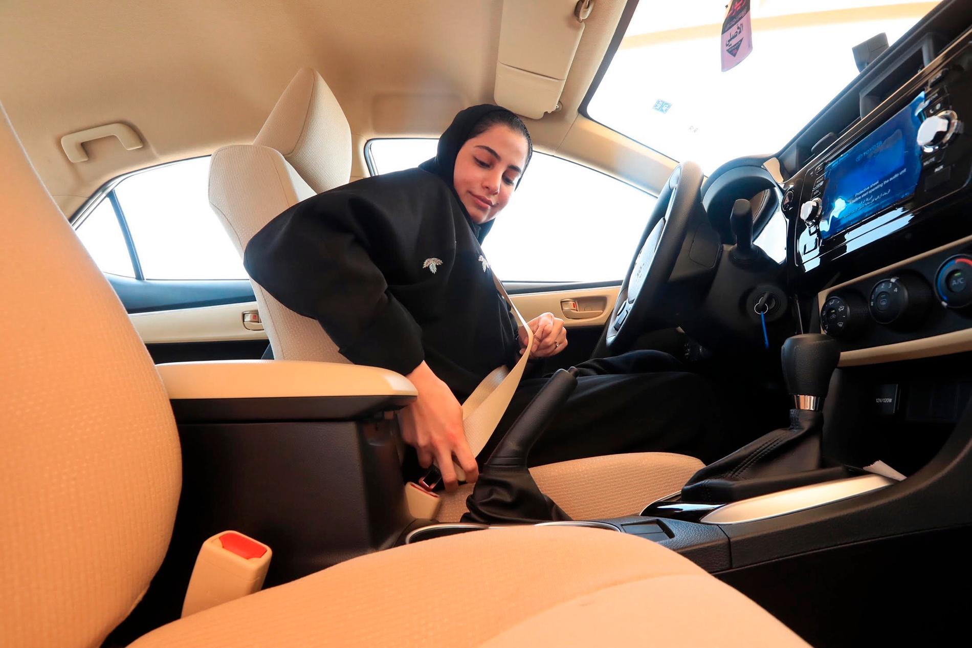 En saudisk kvinna spänner fast säkerhetsbältet innan hon gör ett förartest i Saudiarabiens huvudstad Riyad.