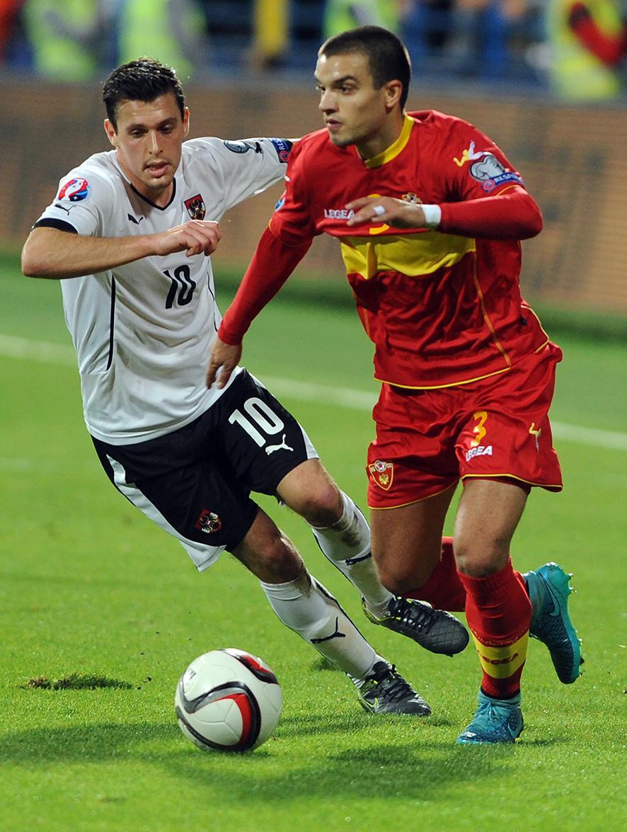 Malmö FF:s Vladimir Rodic gjorde debut för sitt Montenegro i fredags. I morgon kan han hjälpa Sverige till EM.
