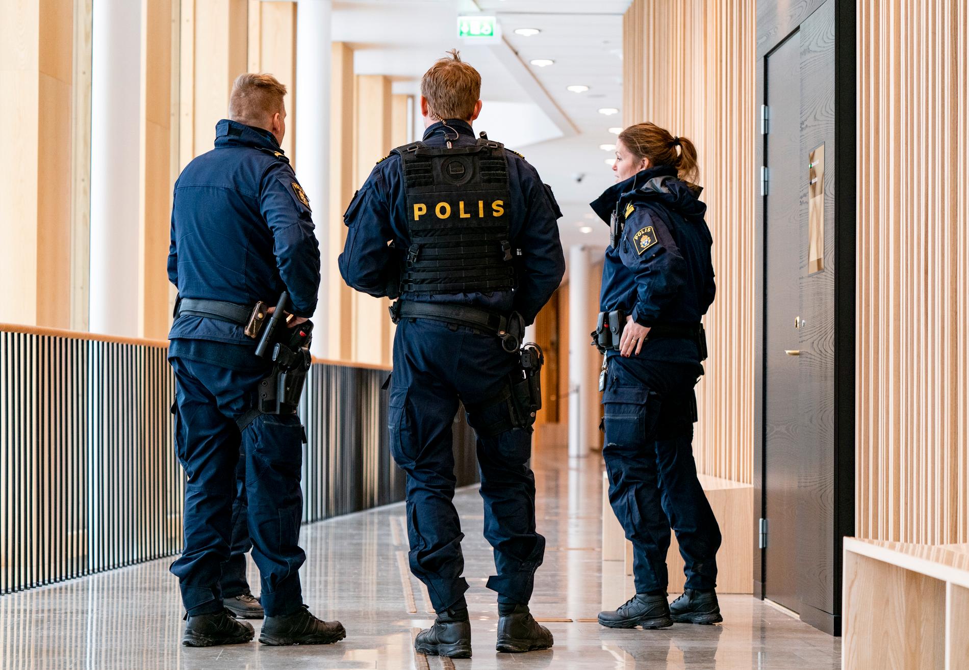 Polis på plats utanför säkerhetssalen i Lunds tingsrätt vid måndagens rättegång gällande den kvinna från Landskrona som misstänks för grov egenmäktighet mot barn efter att hon tagit med sig sitt barn till det IS-kontrollerade Syrien.