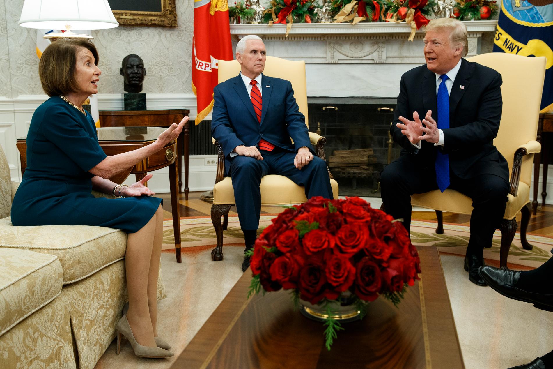 Den dåvarande minoritetsledaren Nancy Pelosi vid ett möte i Vita huset med vicepresident Mike Pence och president Donald Trump 2018.
