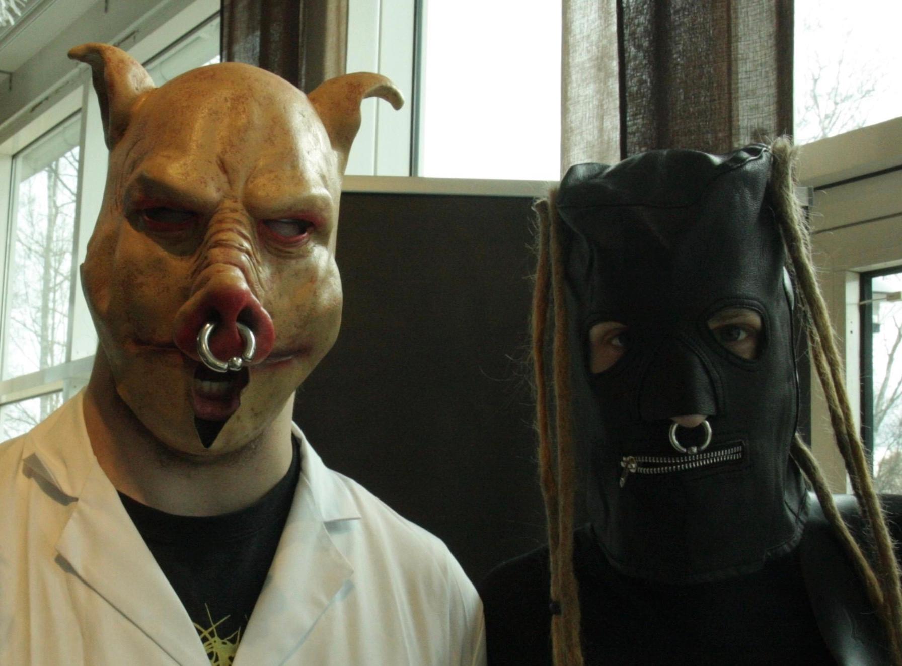 Doktor Gris och Sir Väs sångare i punkbandet Maggot Infested Ventriculus som fick besök av polisen. 