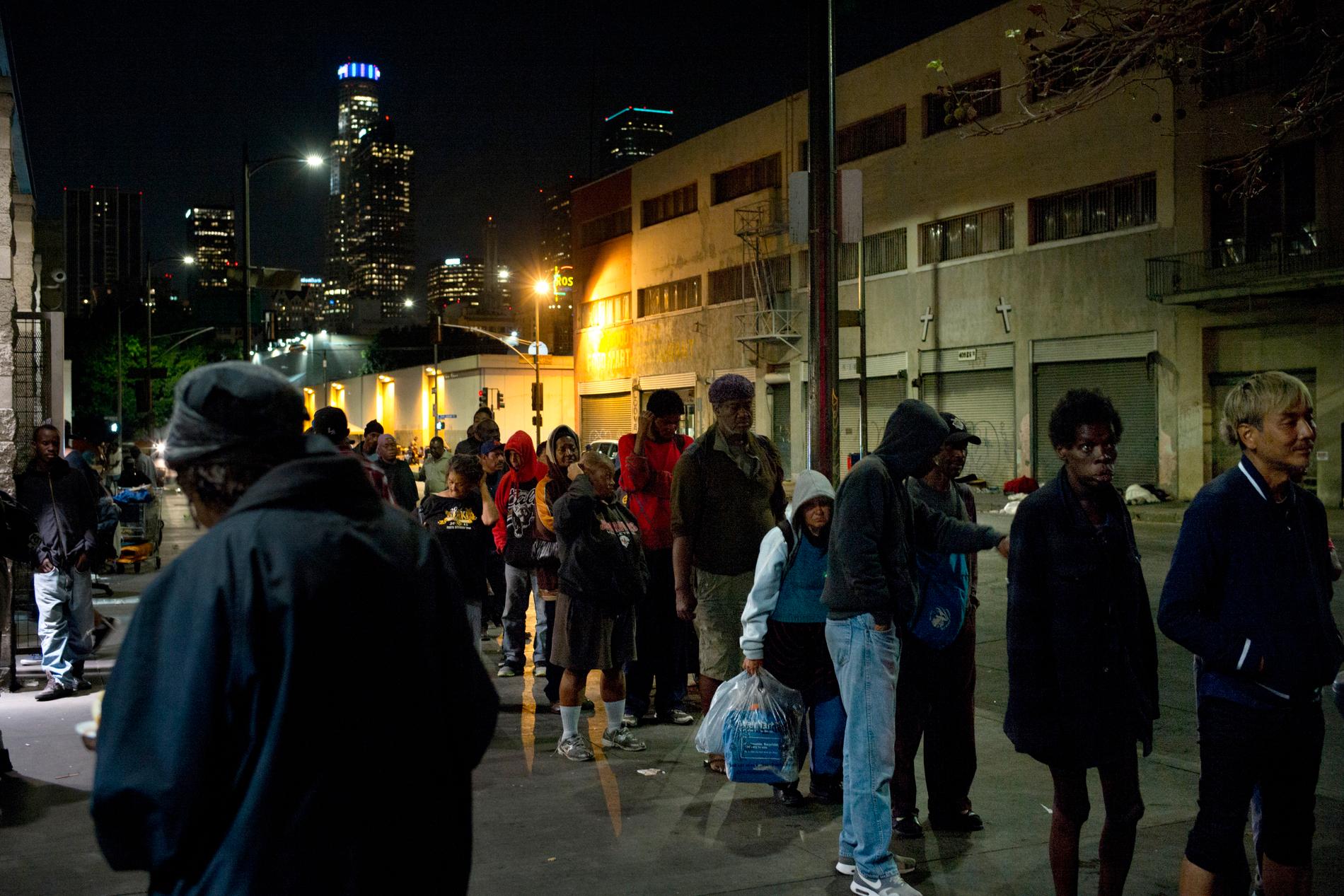Kalifornien agerar mot en hemlöshetskris. Här köar hemlösa personer för att få mat i Los Angeles-området Skid Row, där ett stort antal hemlösa håller till. Arkivbild från september 2017.