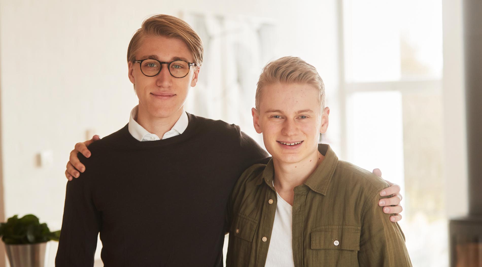 Viktor Ritsvall och Oliver Allemog, 19, har redan börjat spara till pensionen.