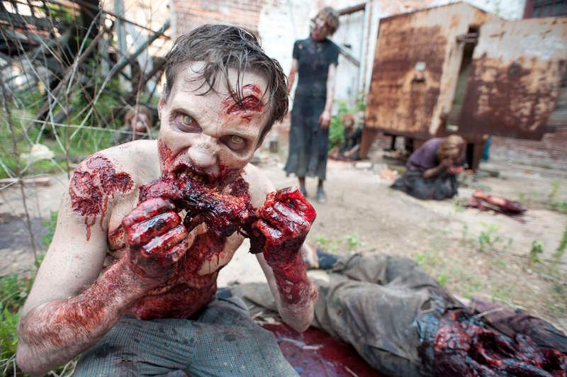 Hungrig zombie i tv-serien ”The walking dead”.