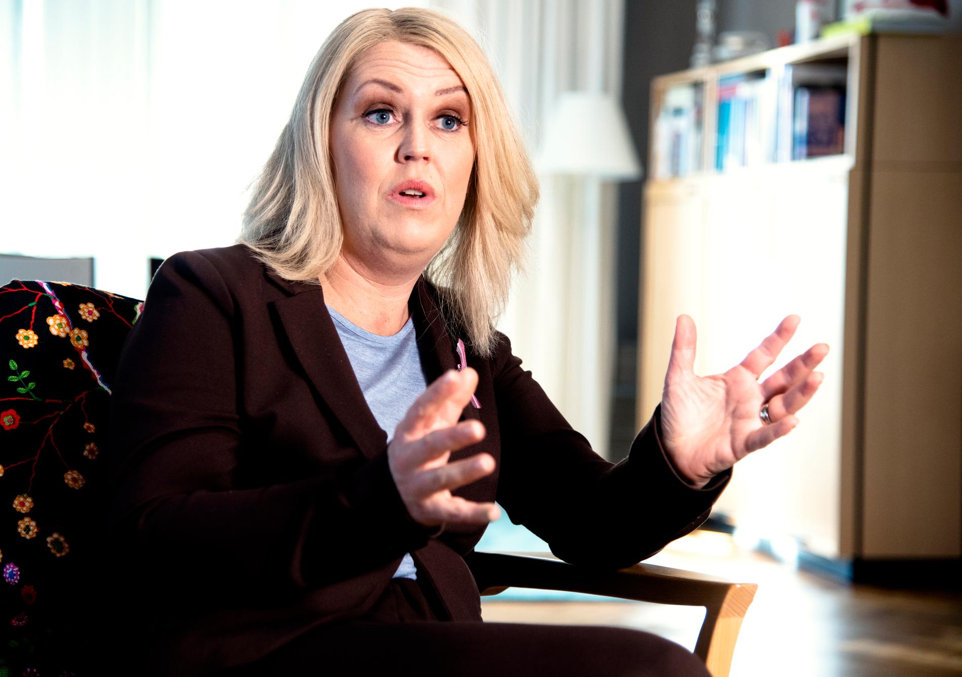 Socialministern reagerar starkt när hon tar del av Aftonbladet 200 sekunders granskning av äldrevården.