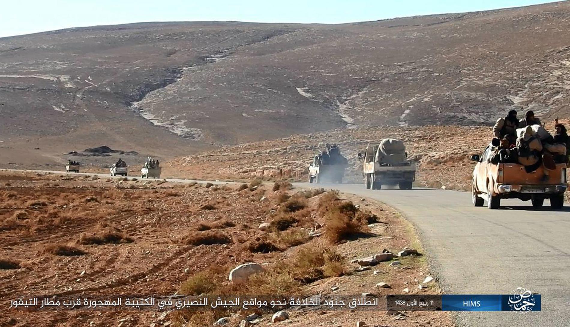 En IS-konvoj på väg genom öknen öster om Palmyra i december 2016. Terrorgruppens fästen finns numera främst i vidsträckta ökenområden i Irak och Syrien. Där tros även en del av de svenska IS-krigarna befinna sig.