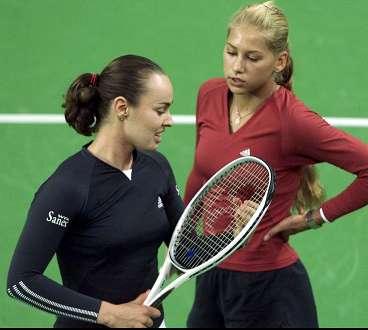 Martina Hingis, här i par med Anna Kournikova, lägger av med tennisen. Den senaste tiden har hon dragits med skador och tappat lusten för tävlandet.