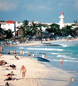 Stranden i Playa del Carmen är full av liv och staden bara växer.