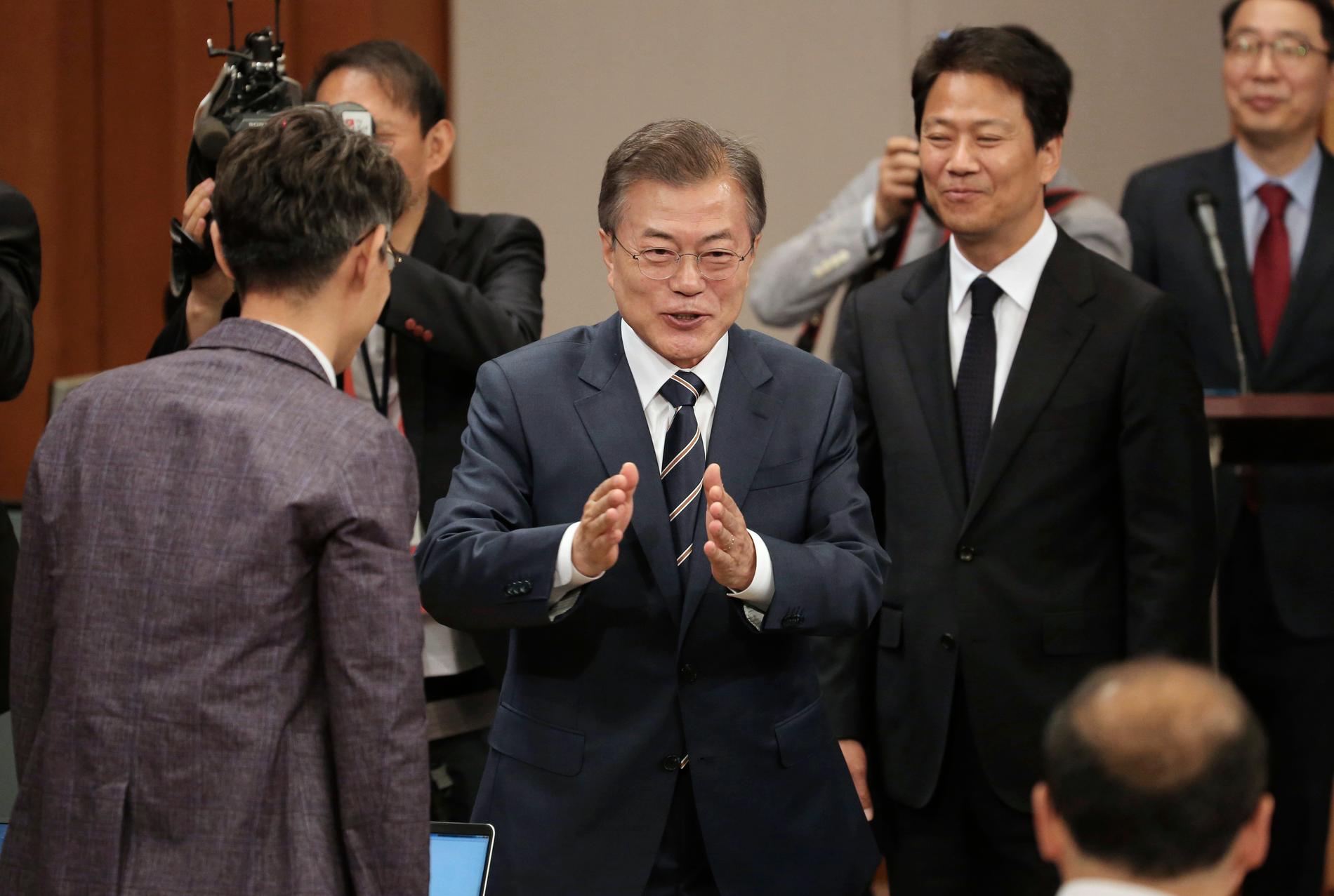 En tydligt glad Moon Jae-In talar med medier i Seoul efter lördagen möte med Kim Jong-Un.