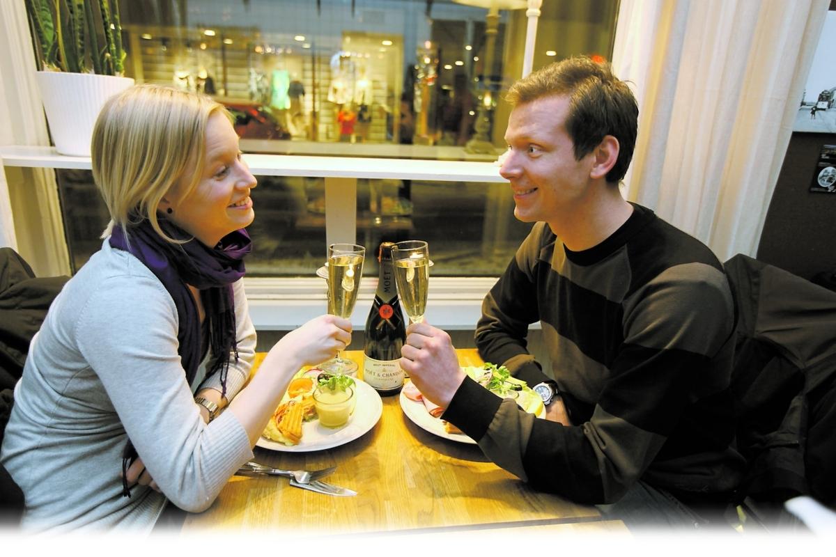 skål, älskling Tove Haraldsson och Olle Strandsäter från Jönköping firar helst Alla hjärtans dag med en romantisk middag.