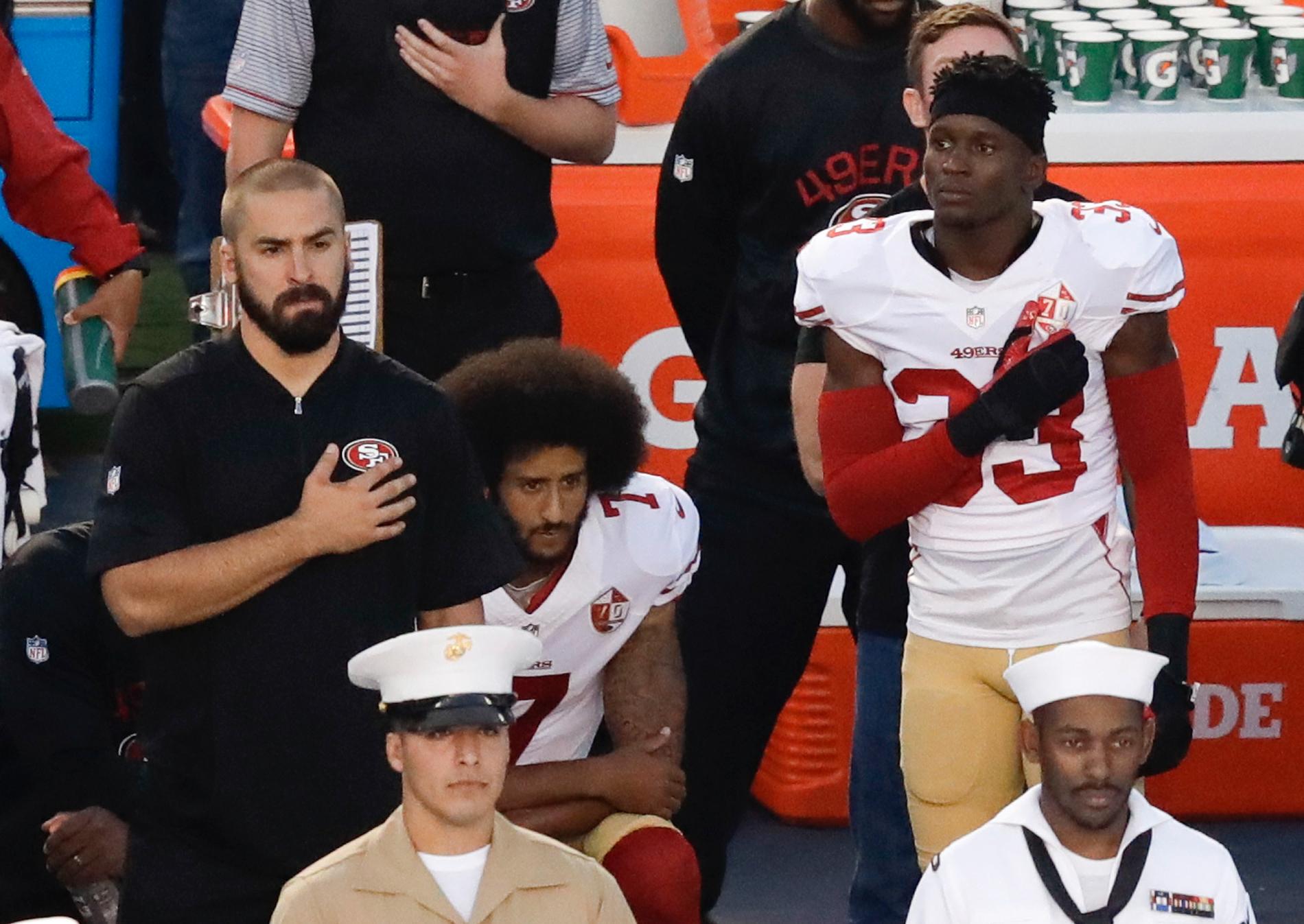 Colin Kaepernick har valt att stå på knä under nationalsången som en protest.