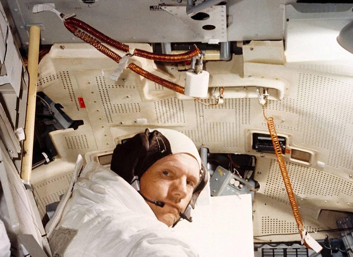 Neil Armstrong med kabeln (vänstra bilden) som hittades i väskan (till höger).