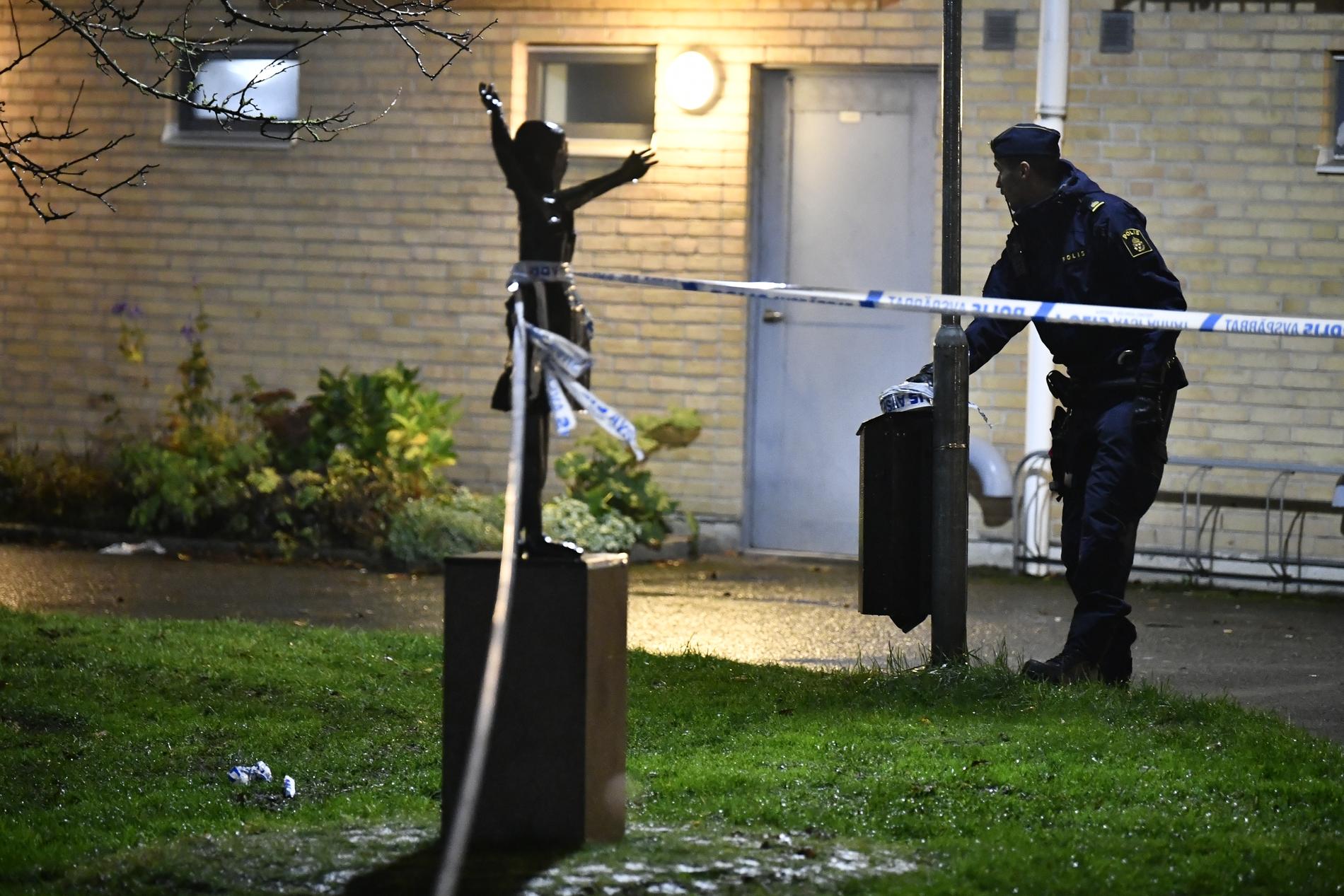 Den man som skottskadades i Biskopsgården i Göteborg på onsdagskvällen har avlidit av sina skador.