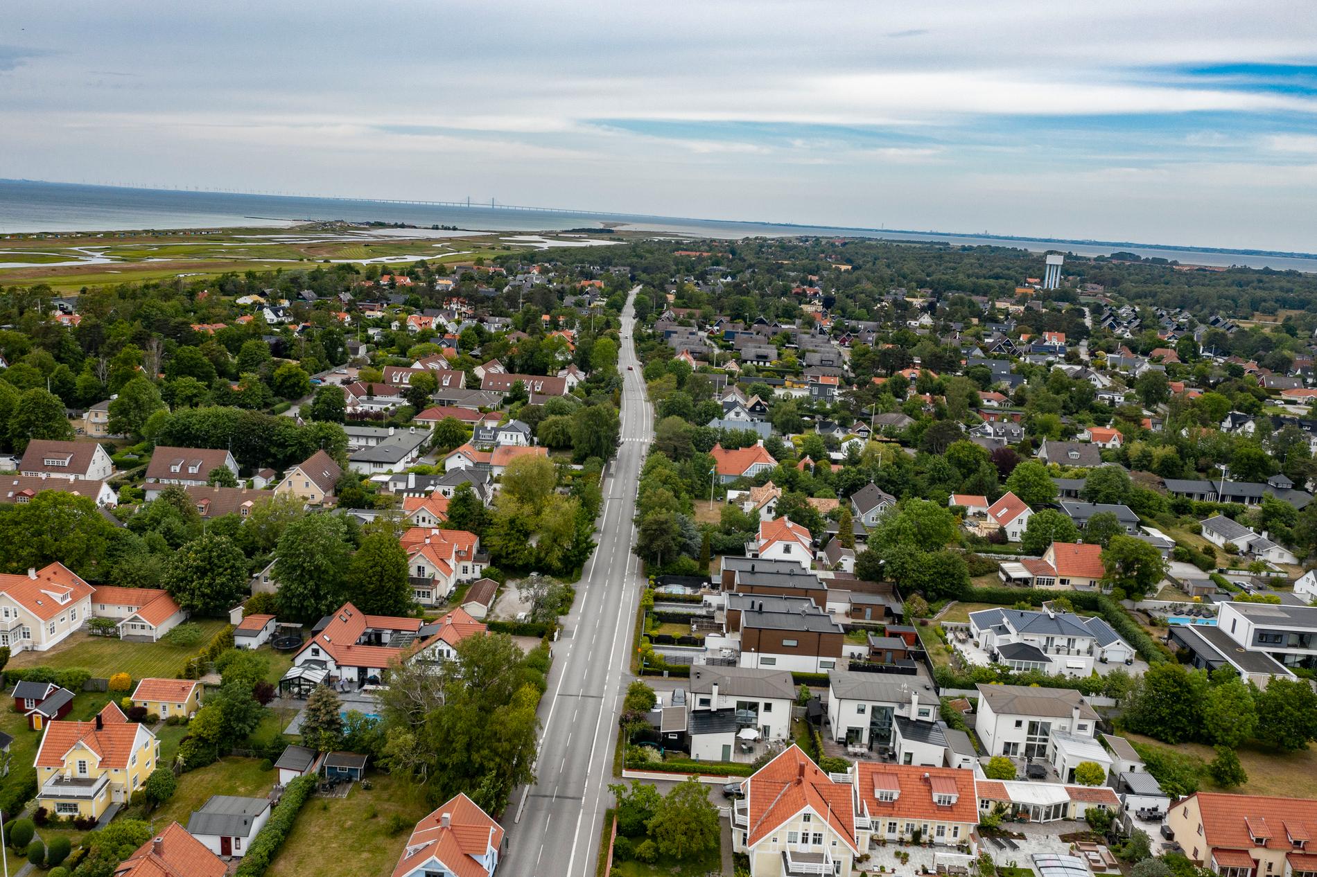 Vägen som delar bebyggelsen från Falsterbo till Skanör, som ortsbor kommit att kalla för ”upper east side”.