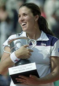 en vinnare igen Jennifer Capriati är tillbaka - i går vann hon sin andra raka Grand Slam-turnering, Franska öppna.
