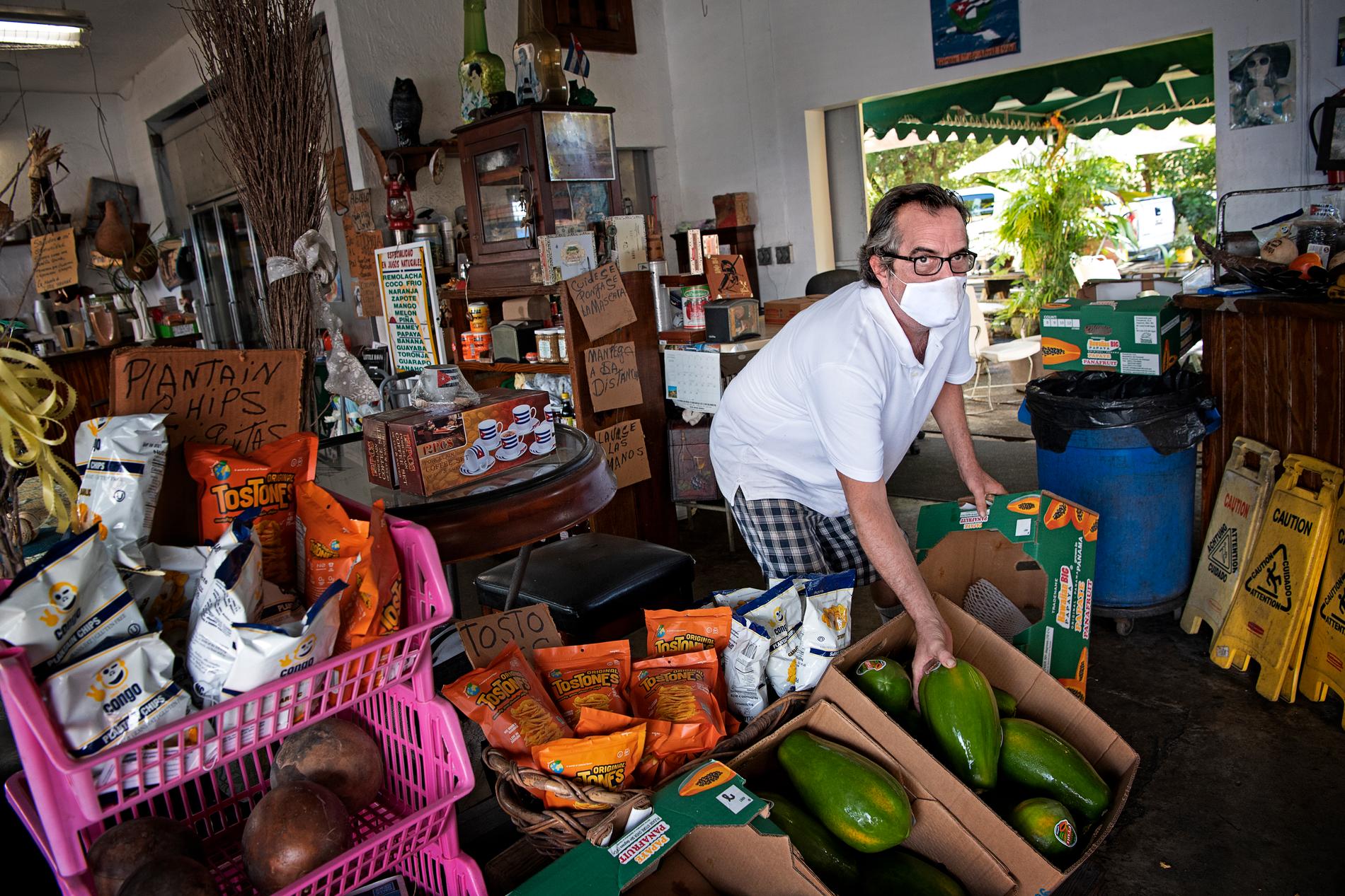 En grönsakshandlare i Havana Village, Florida.
