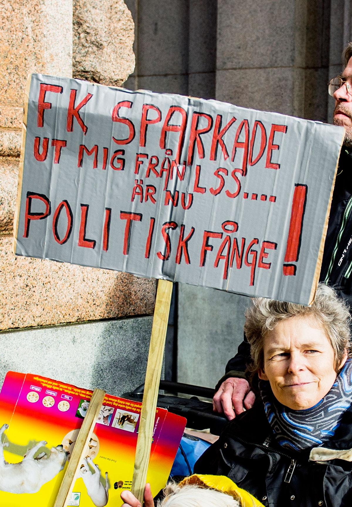 "Jag är en politisk fånge", säger Beate Blümel, 52. Hon demonstrerade utanför Riksdagen medan debatten om personlig assistans pågick.