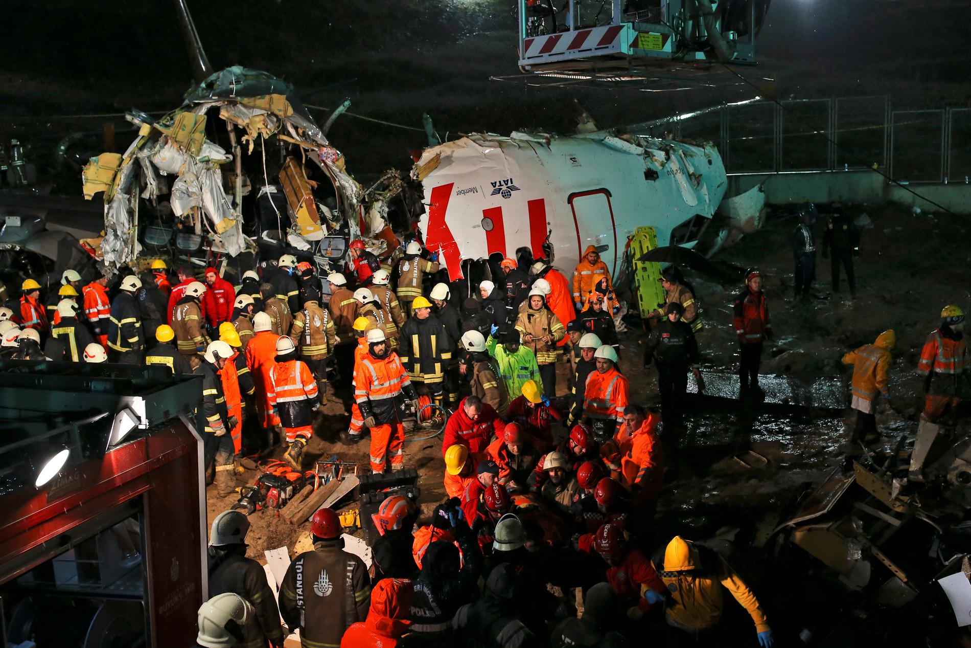 Räddningsarbetare vid flygplansvraket på Istanbulflygplatsen Sabiha Gökçen.