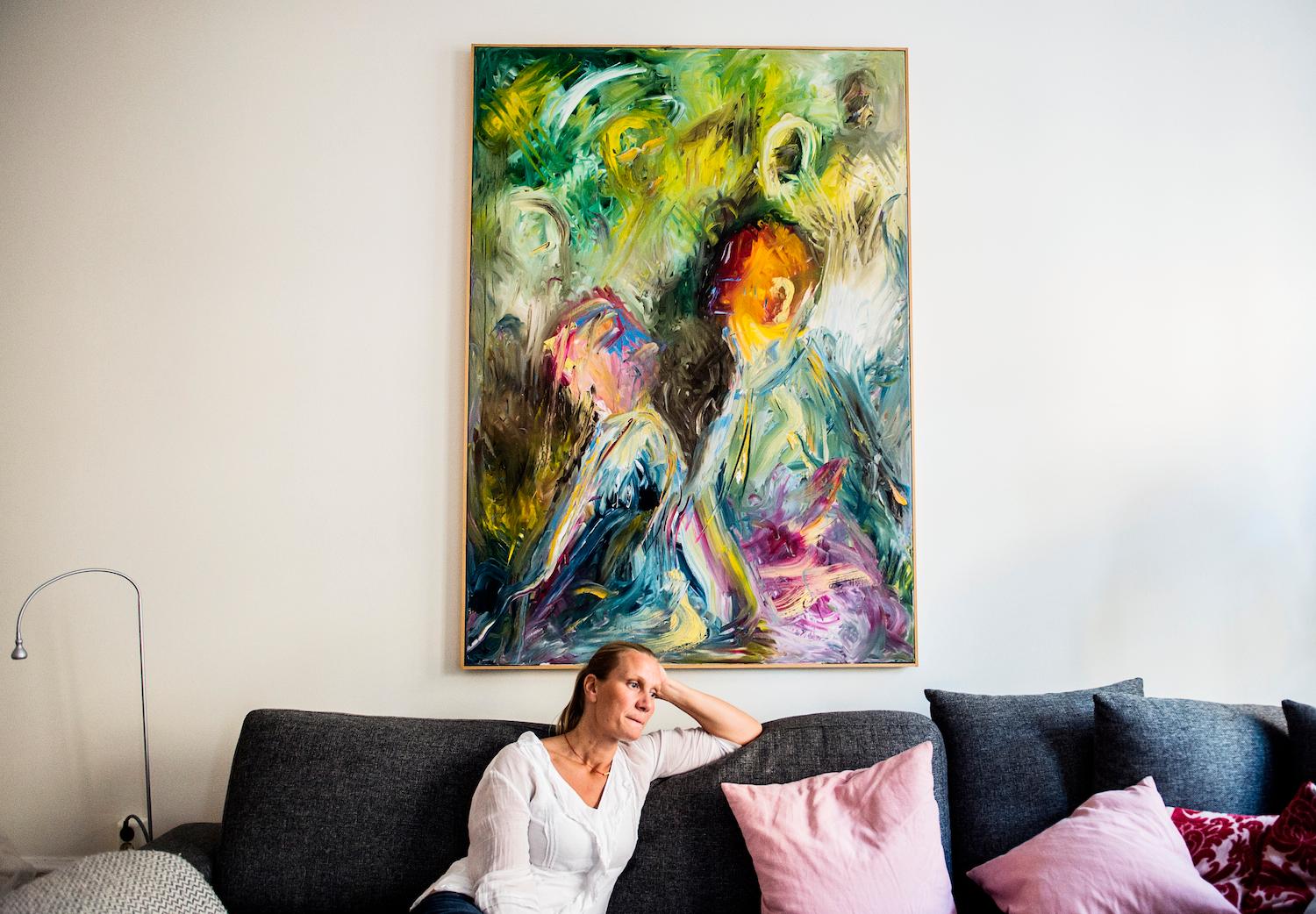 Åsa Geuken var 14 år när hennes bror Mats, då 20, insjuknade i schizofreni. Brodern har målat den färgsprakande tavlan i olja som pryder väggen i Åsas hem.