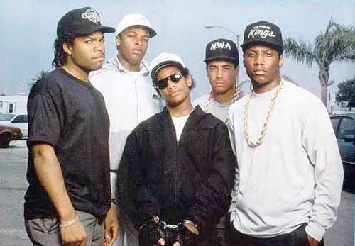 Ganska så gangsta De här glada grabbarna utgjorde gruppen NWA och gjorde genren ”gangsta rap” till ett begrepp. 
Från vänster: Ice Cube, Dr Dre, Eazy E, DJ Yella, MC Ren.