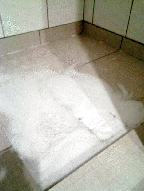Så här såg golvet i duschen ut.