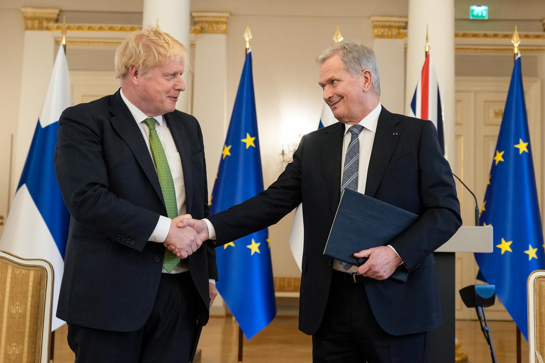 Storbritanniens premiärminister Boris Johnson skakar hand med Finlands president Sauli Niinistö efter undertecknandet av solidaritetsförklaringen mellan länderna.