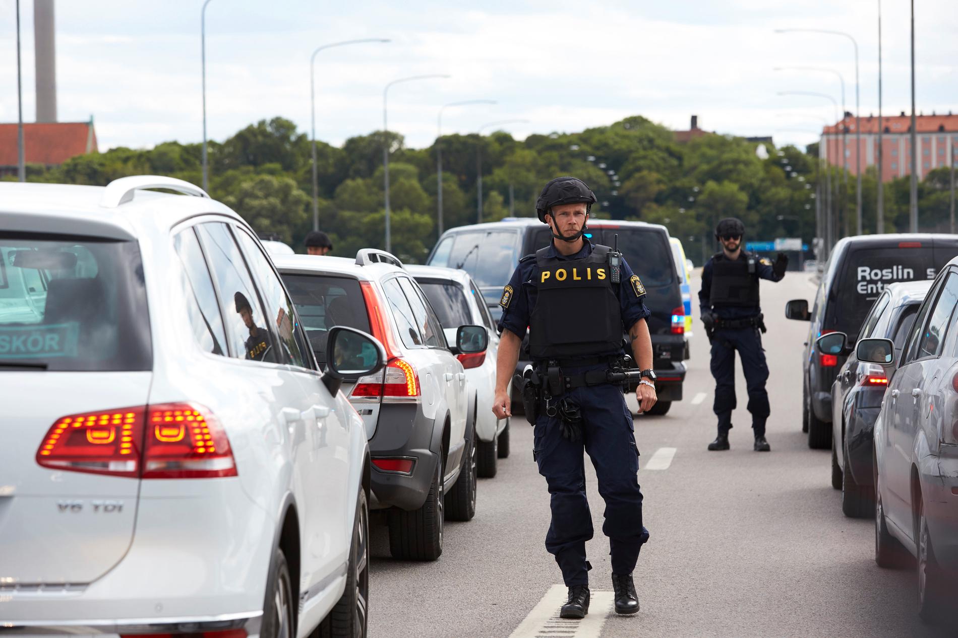 Polisen satte upp vägspärr på Lidingöbron och kontrollerade alla fordon på väg över till Stockholm efter mordet på Lidingö i tisdags. Arkivbild.
