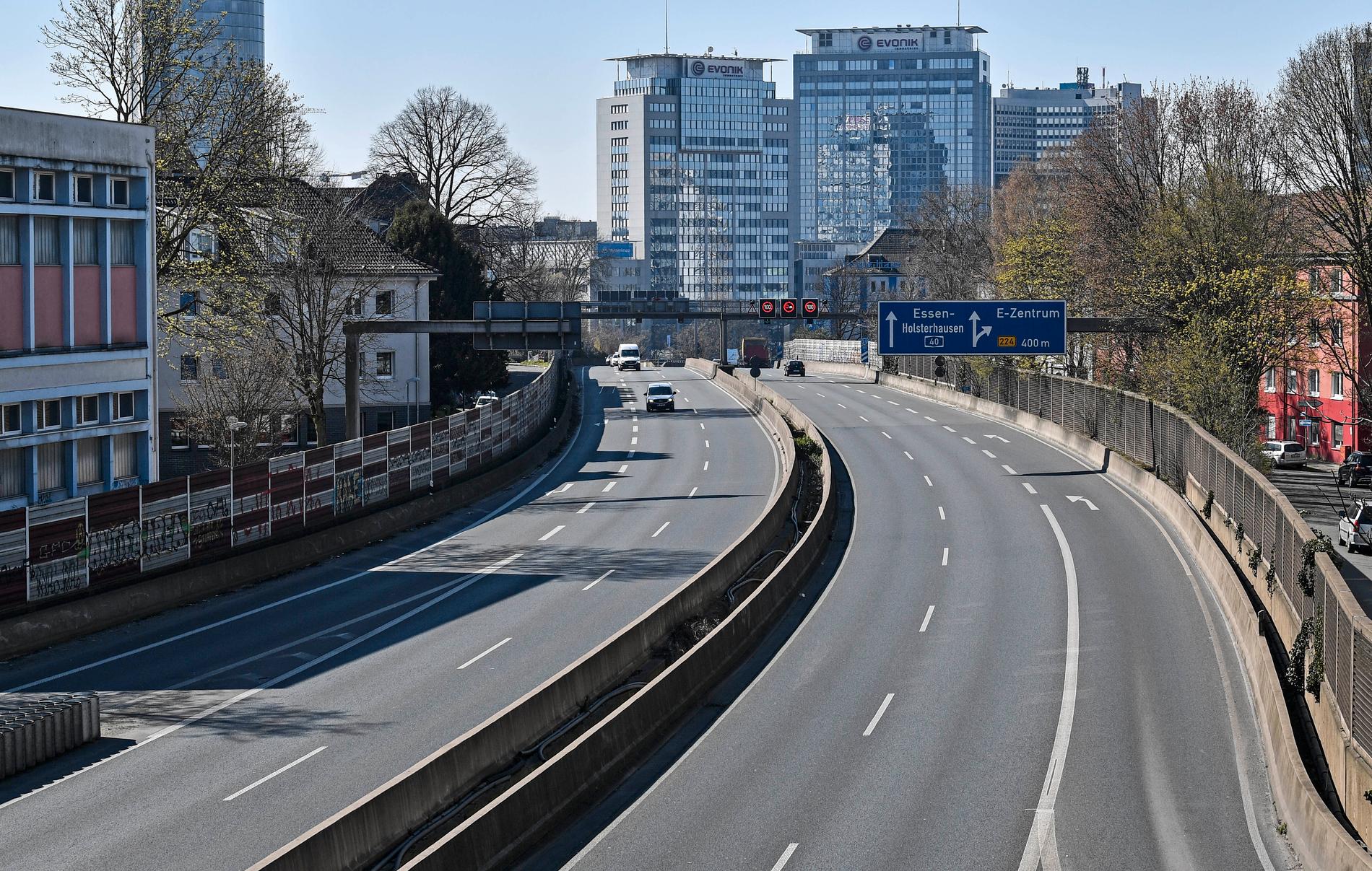 Det är färre bilar än vanligt på tyska autobahn, som här i Essen. En minskning av transporter på vägarna i Europa har lett till mindre utsläpp. Arkivbild.