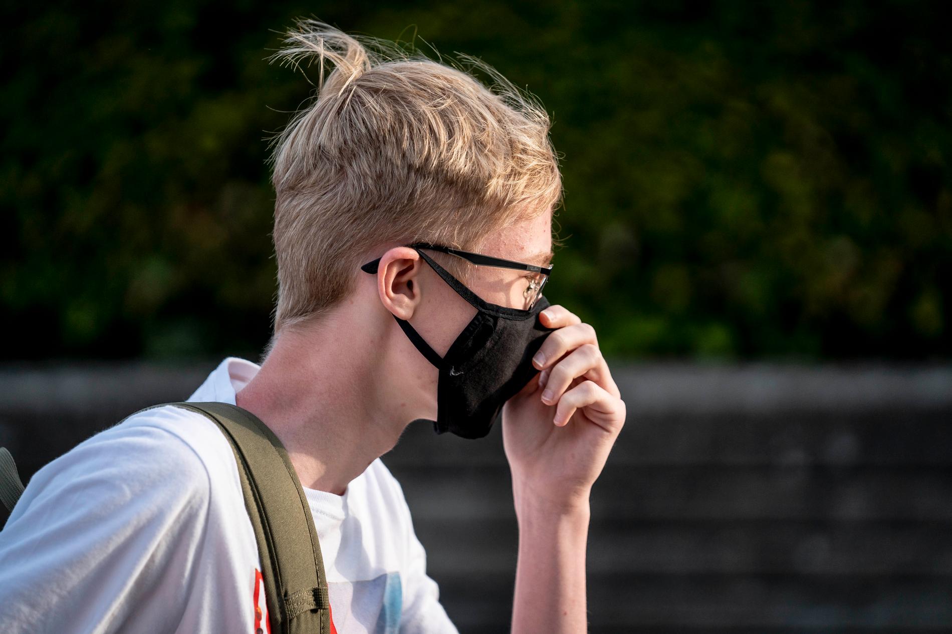Elever och personal på Roskilde katedralskole ska från och med skolstarten bära munskydd när de rör sig i skolans korridorer.