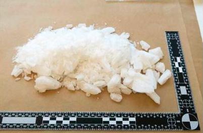 Bild ur förundersökningen på kristalliserat metamfetamin, som hittades i mannens lägenhet. Totalt fann polisen lite över ett halvt kilo ice, som drogen också kallas.