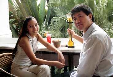 Lee Kit Pui med en Singapore sling tillsammans med Lei Jones som visar hur en singaporiansk Tiger-(öl) ska drickas på Raffles hotell.