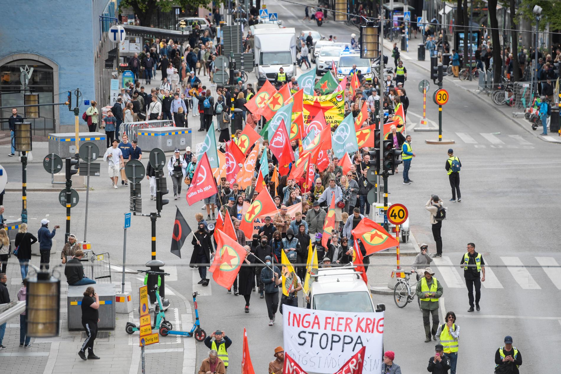 Ett stort antal PKK-flaggor syntes i demonstrationståget.