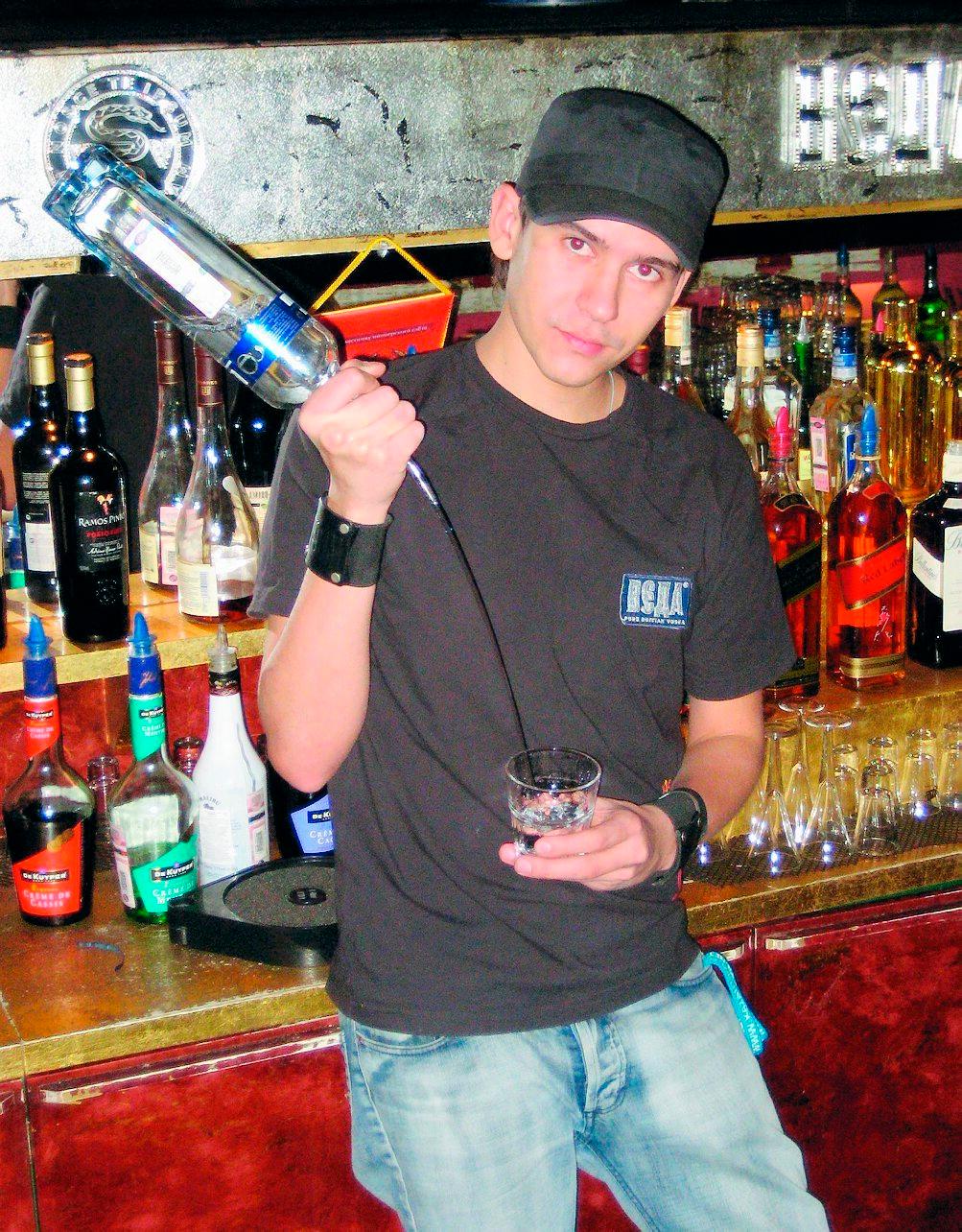 Bartendern Dimitrij är inte så förtjust i drycken, utan föredrar whisky.