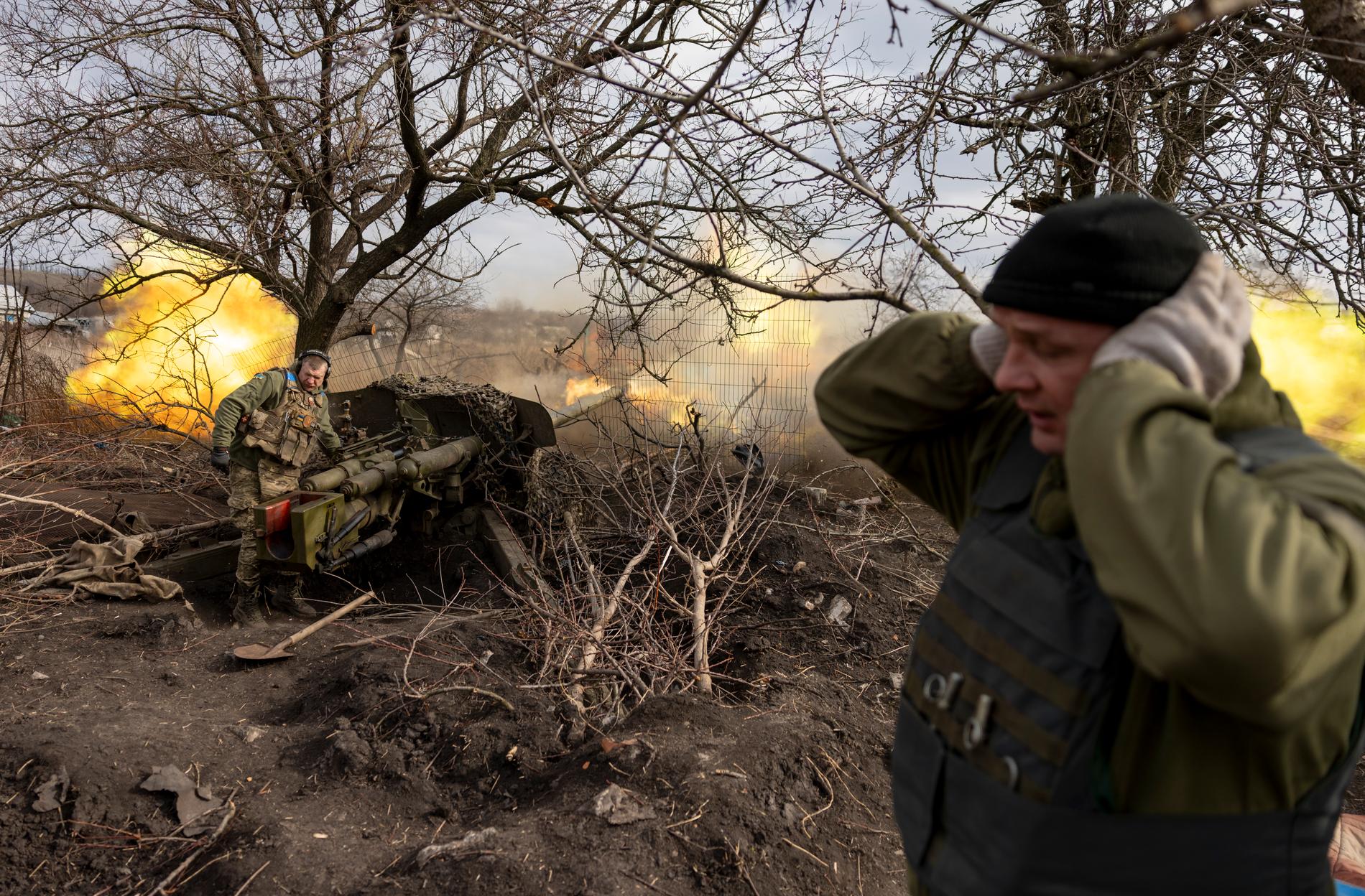 Amur, 39 avfyrar granaten i den dryga 60-åriga kanonen. Andrij, 49, håller för öronen. Ryska trupper befinner sig bara någon kilometer bort. 
