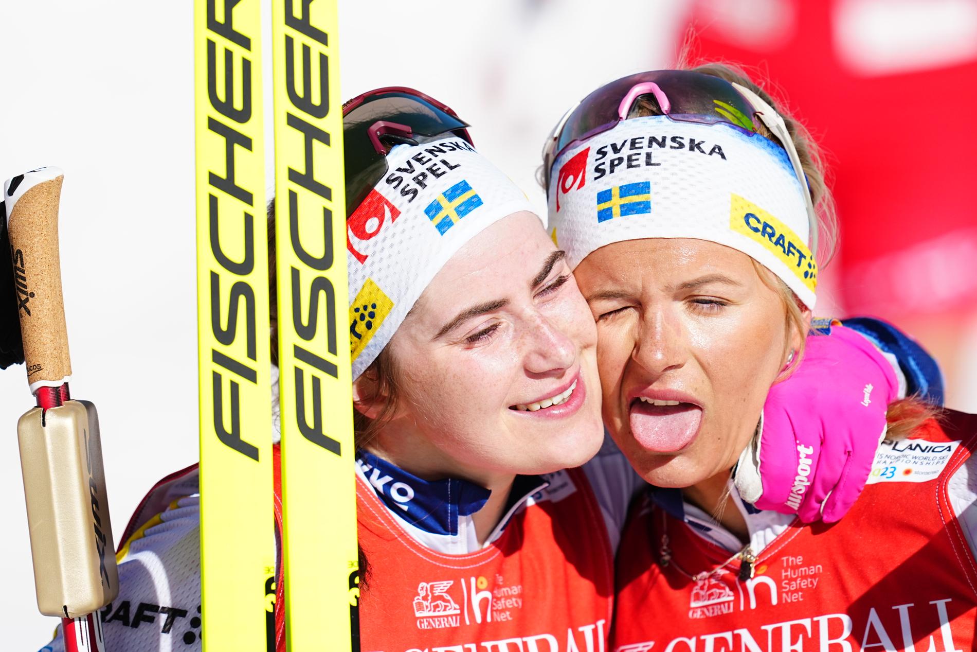 Frida Karlsson och Ebba Andersson pustar ut efter tremilen.