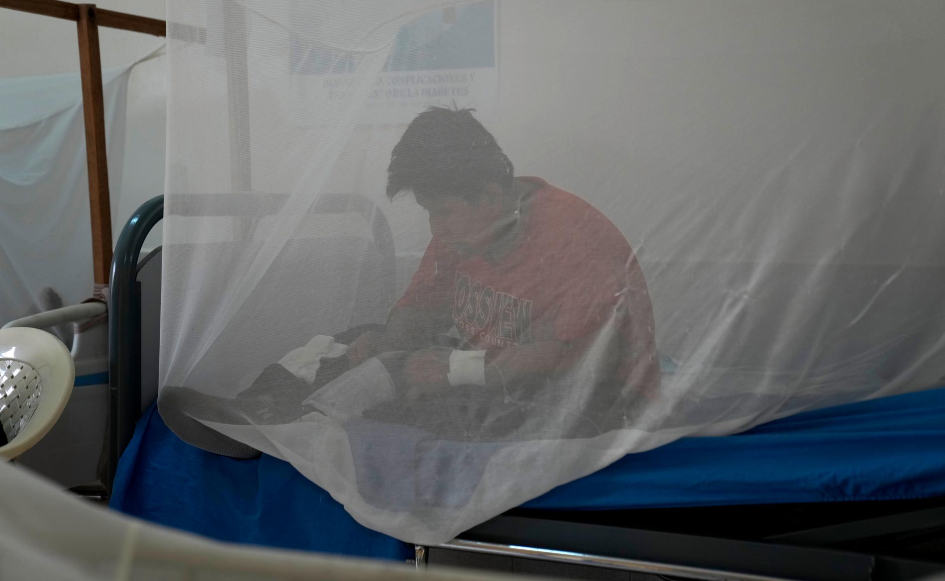 En denguesmittad pojke får vård på sjukhus i Caranavi i Bolivia.
