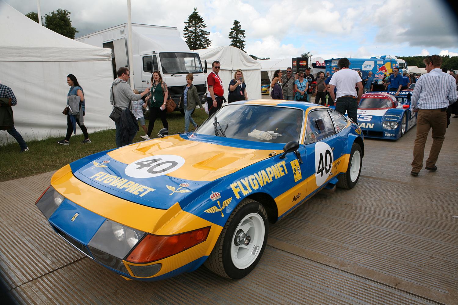 Svenska flygvapnet var representerat och visade färgerna. Detta på en Ferrari 356 GTB/4 – ett härligt ”vapen” som faktiskt vunnit GT-klassen på Le Mans tre gånger samt har en Daytona-seger.