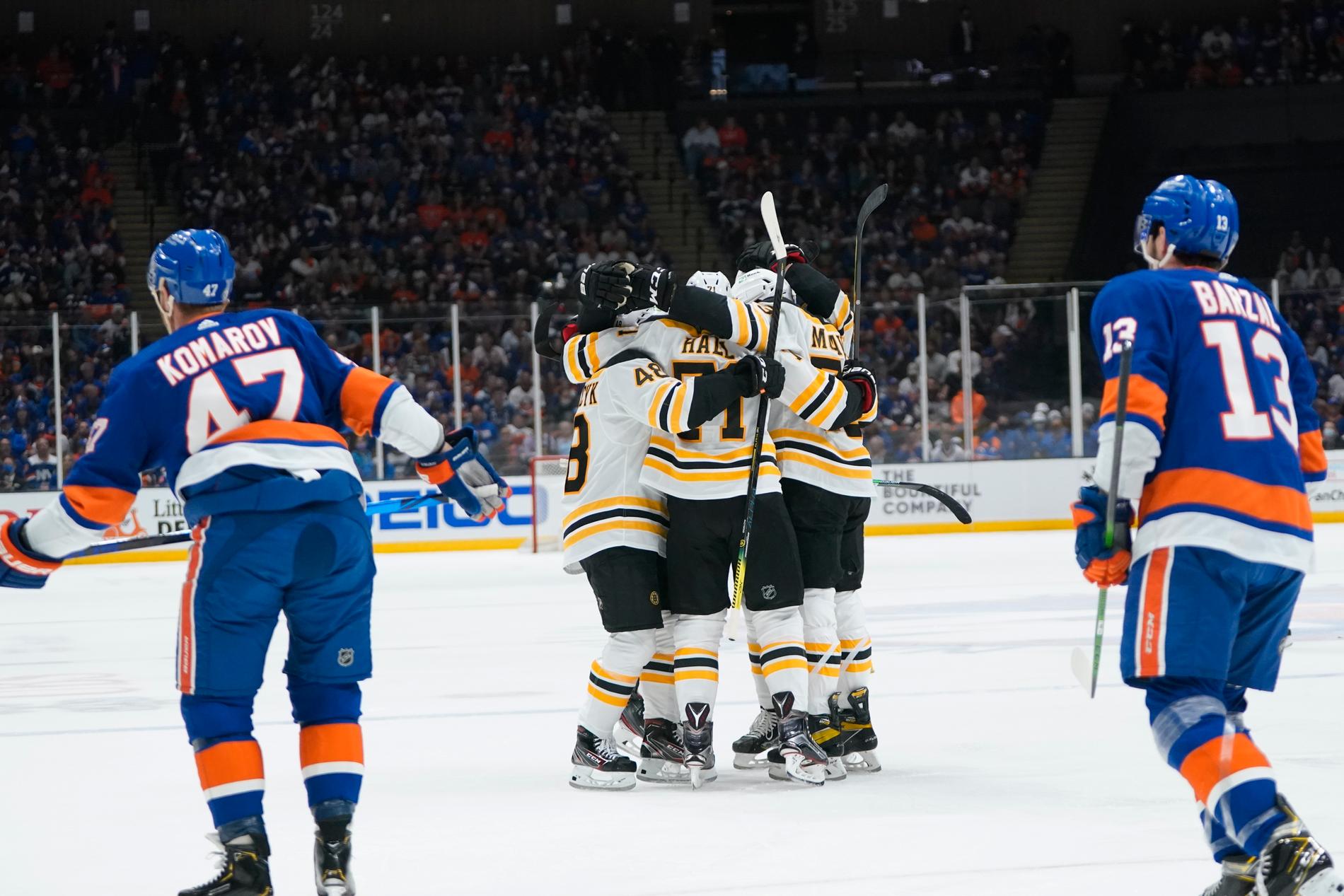 Bostonspelarna firar efter segern mot New York Islanders.