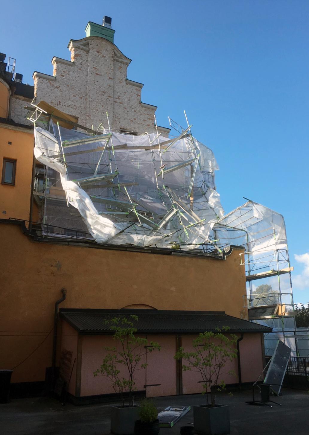I Stockholm har en byggnadsställning på Sankt Paulsgatan rasat.